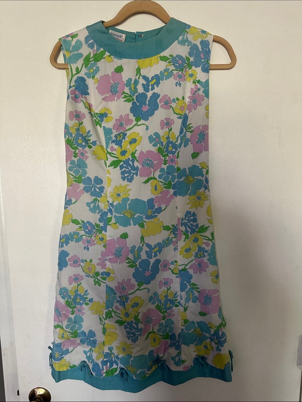 VINTAGE.  Sleeveless Floral Shift Dress in Aqua, Pink & Yellow
Vintage Size 8